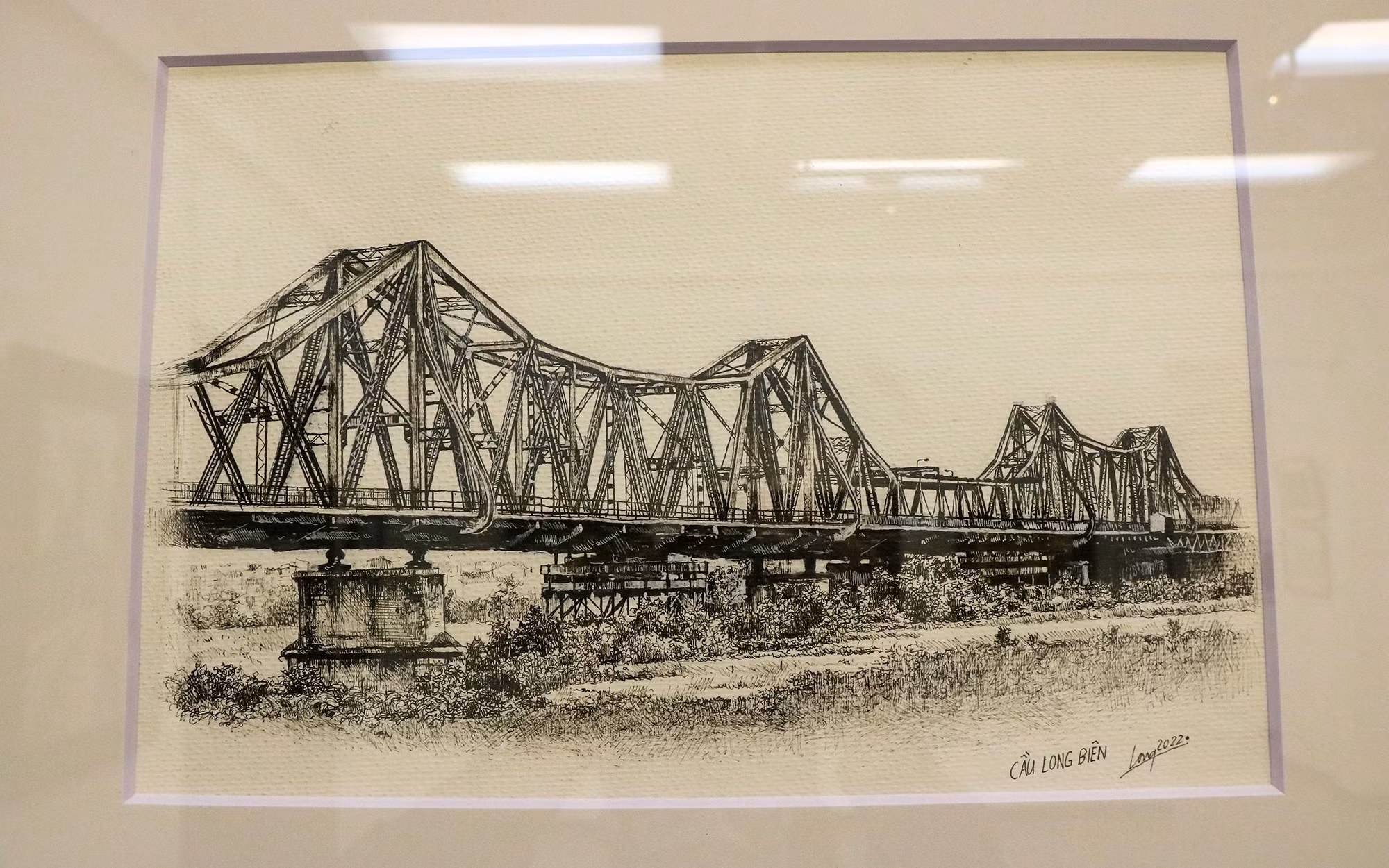 Bức tranh Cầu Long Biên được ký họa bằng bút kim cho thấy sự tỉ mỉ và tinh xảo của họa sĩ trẻ Trần Nam Long. Mặc dù không qua một trường lớp đào tạo hội họa nào, bằng sự chăm chỉ và cố gắng vượt qua nghịch cảnh, Long đã cho ra đời những bức tranh gây ấn tượng mạnh với người chiêm ngưỡng.