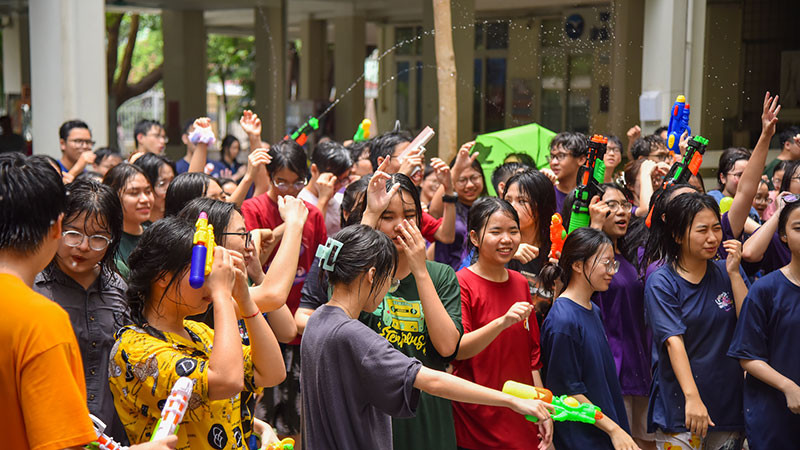 Các bạn học sinh vui chơi hết mình trong hoạt động tập thể cuối cùng của tuổi học trò.