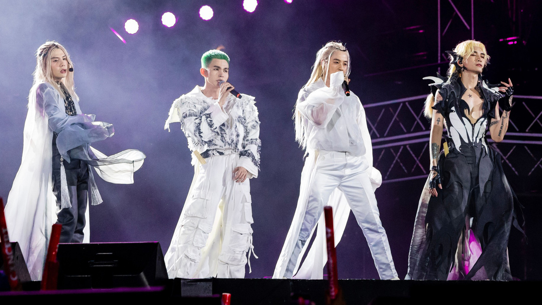 Jun Phạm đa sắc màu trong "Anh trai vượt ngàn chông gai". Jun Phạm đa sắc màu trong "Anh trai vượt ngàn chông gai".