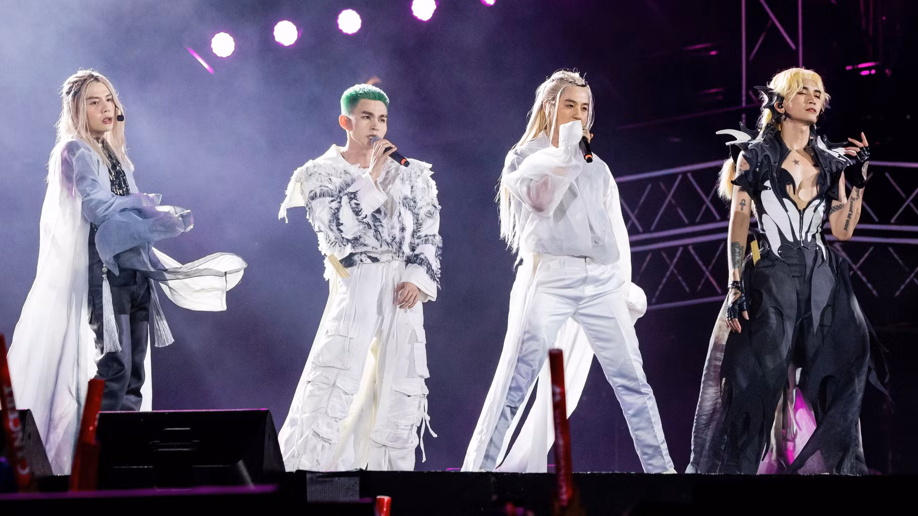 Jun Phạm đa sắc màu trong "Anh trai vượt ngàn chông gai".