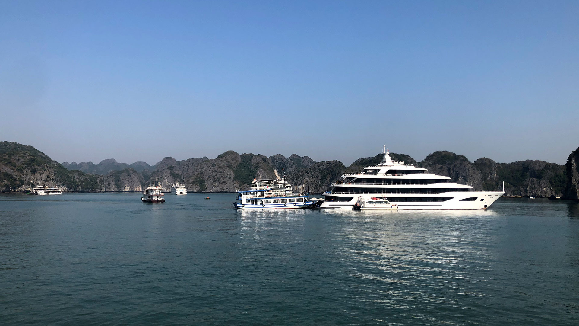 Tàu du lịch trên vịnh.