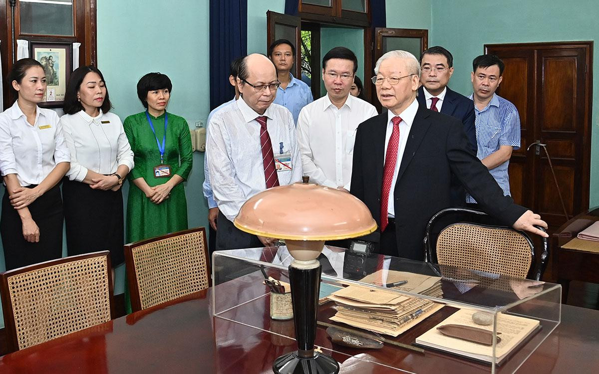 Tổng Bí thư Nguyễn Phú Trọng thăm Nhà 67 trong Khu Di tích Chủ tịch Hồ Chí Minh tại Phủ Chủ tịch.