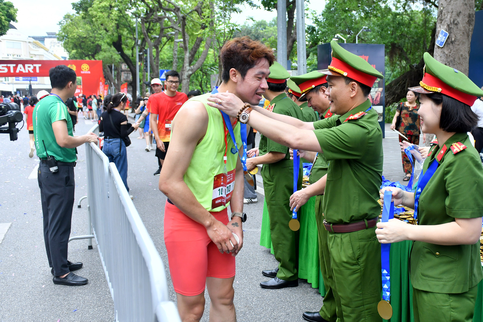 Các vận động viên nhận kỷ niệm chương của ban tổ chức. Các vận động viên nhận kỷ niệm chương của ban tổ chức.