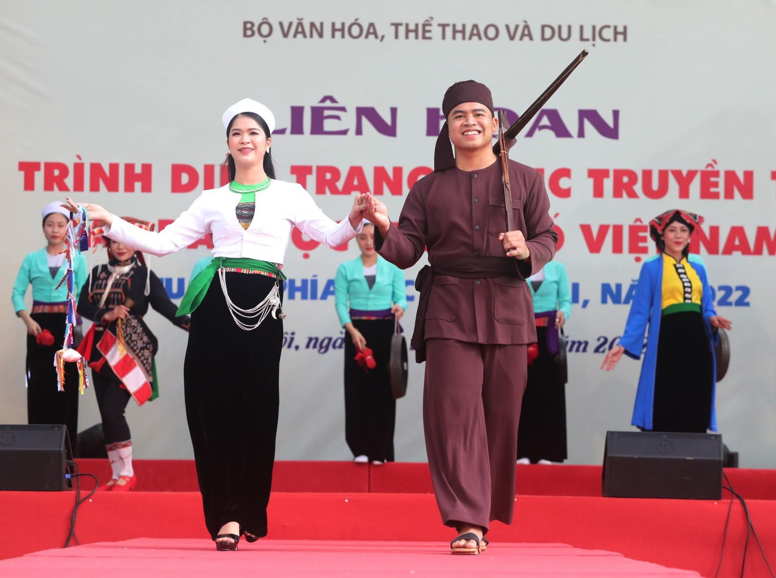 Trang phục của nam và nữ người Mường.