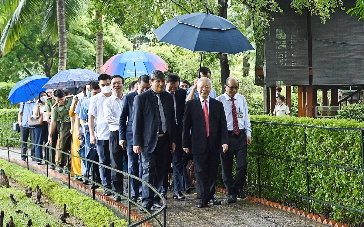 Tổng Bí thư Nguyễn Phú Trọng cùng các đại biểu thăm Khu Di tích Chủ tịch Hồ Chí Minh tại Phủ Chủ tịch.