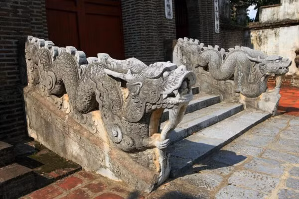 Cặp rồng đá vuốt râu ở đền Thượng Cổ Loa. (Ảnh: Sở Văn hóa Thể thao Hà Nội)