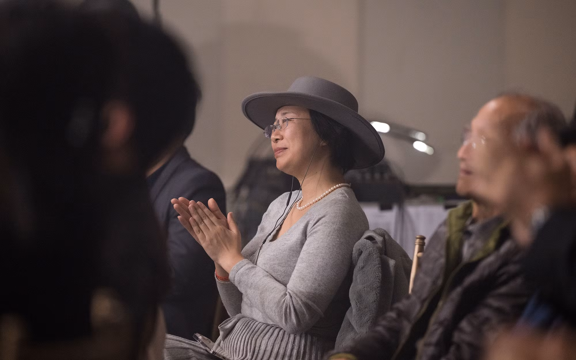 Khán giả xúc động với phần trình diễn của nghệ sĩ.