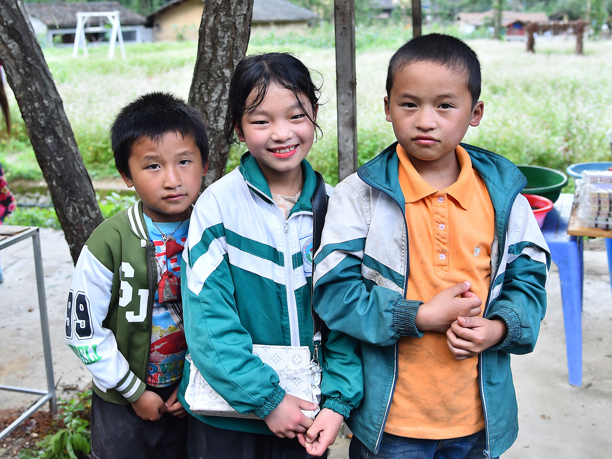 Nghỉ hè là thời gian những đứa trẻ vùng cao không phải đến trường, không phải đi xa hàng cây số đến lớp học. Vì thế, những lúc rảnh rỗi, chúng thường theo chân cha mẹ ra các địa điểm du lịch để vừa giúp đỡ họ, vừa học cách giao tiếp với khách du lịch.