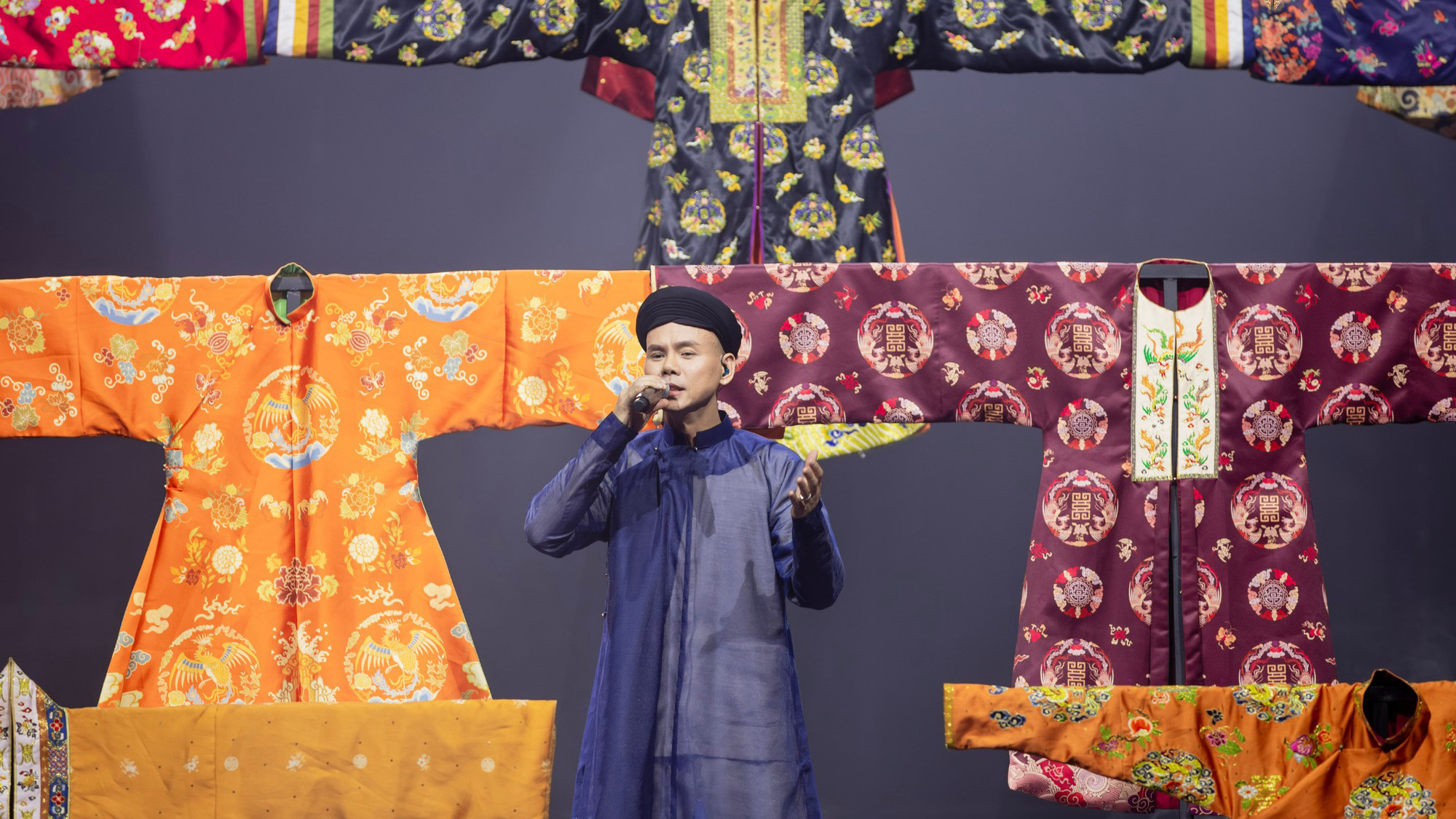 Việt phục trong tiết mục "Một vòng Việt Nam" của Phan Đinh Tùng. (Ảnh: Yeah1)