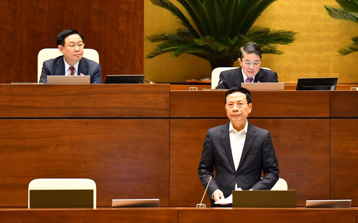 Bộ trưởng Thông tin và Truyền thông Nguyễn Mạnh Hùng phát biểu giải trình, làm rõ một số vấn đề các đại biểu Quốc hội nêu.