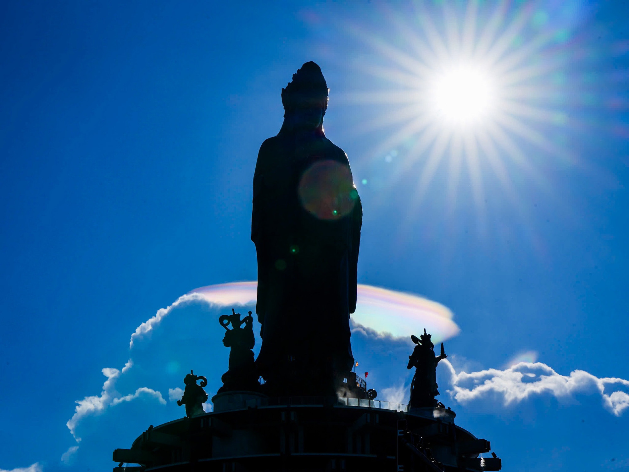 Vầng mây ngũ sắc xuất hiện phía sau tôn tượng.