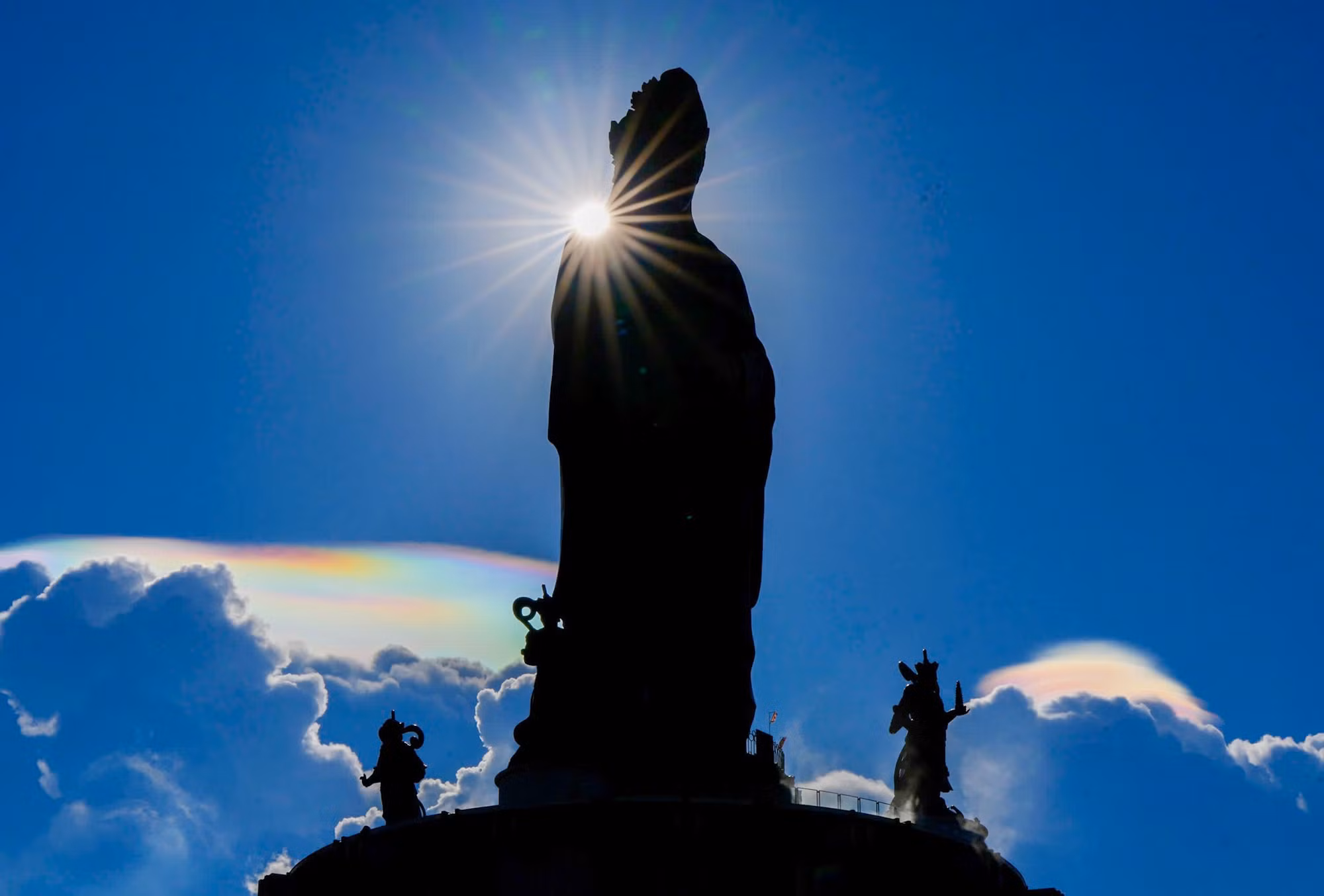 Vầng mây ngũ sắc thứ hai xuất hiện sau tôn tượng.