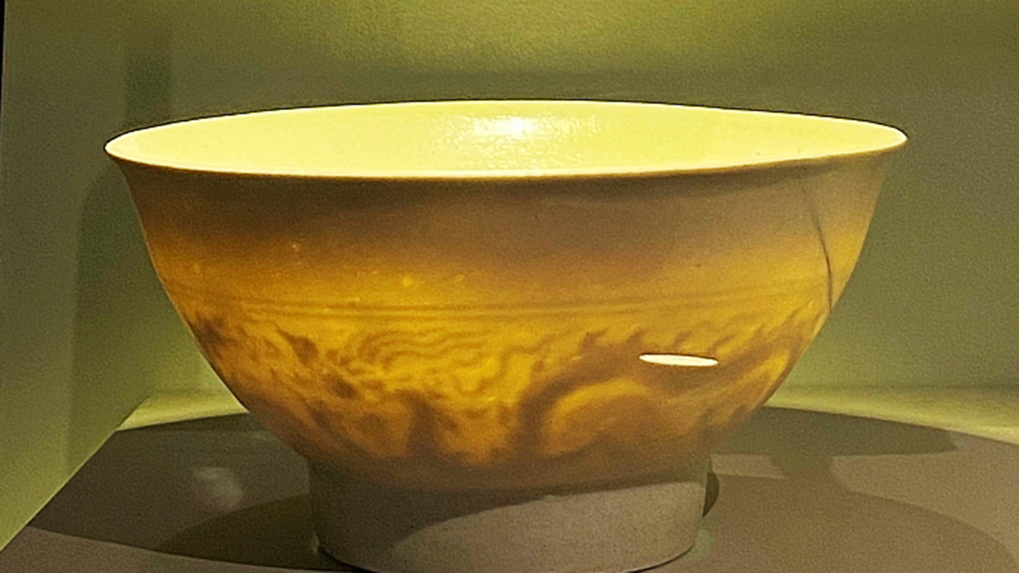 Bát sứ thấu quang thời Lê sơ. (Ảnh: VƯƠNG ANH)