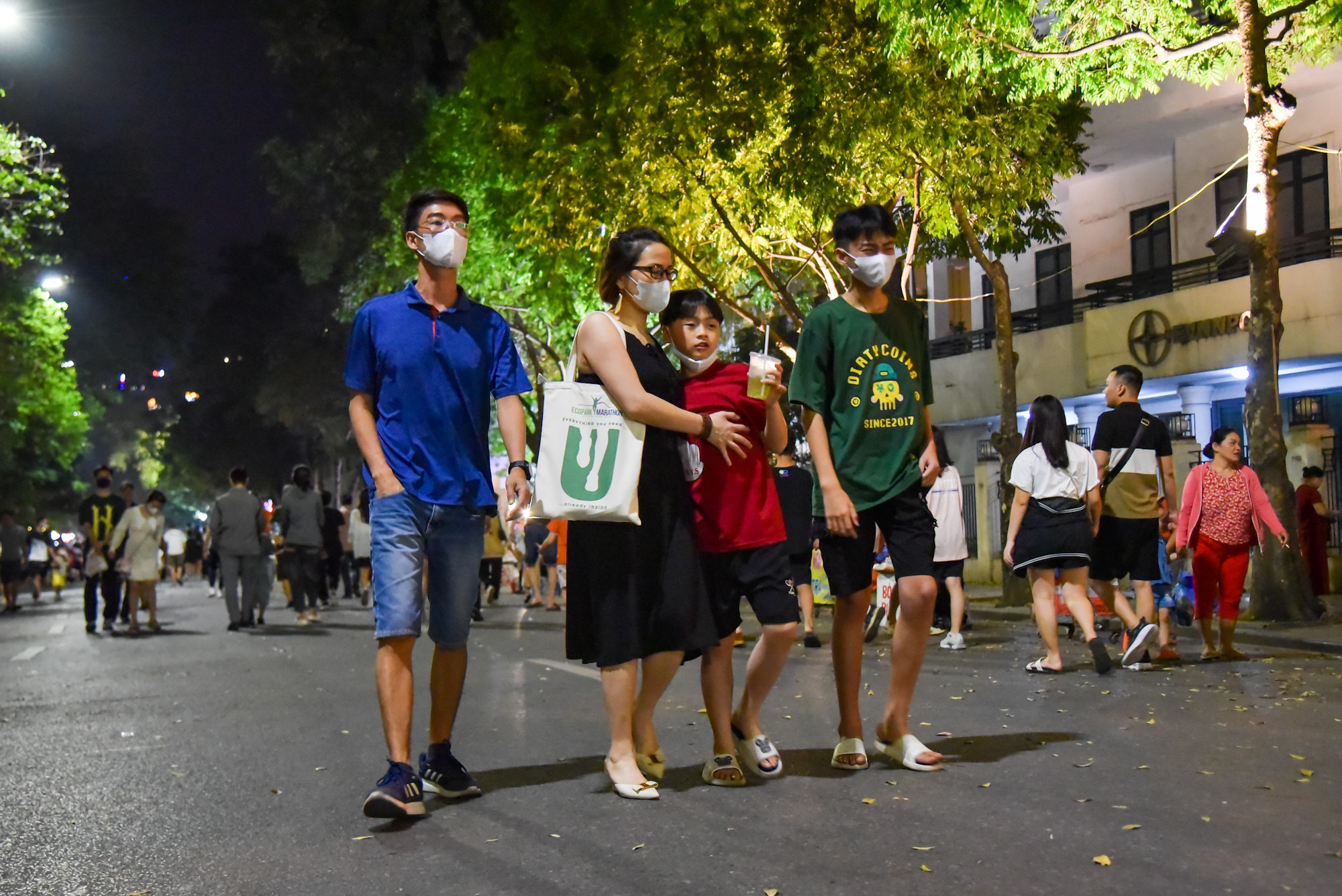 Những du khách ở đây hầu hết là các gia đình với con nhỏ, đi dạo thưởng thức tiết trời đẹp và tham gia những hoạt động, trò chơi tại phố đi bộ Hoàn Kiếm. Những du khách ở đây hầu hết là các gia đình với con nhỏ, đi dạo thưởng thức tiết trời đẹp và tham gia những hoạt động, trò chơi tại phố đi bộ Hoàn Kiếm.