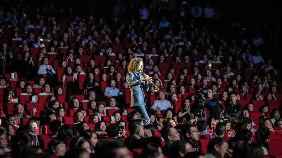 Kenny G chơi nhạc giữa khán giả trong buổi biểu diễn tại Việt Nam cuối năm 2023