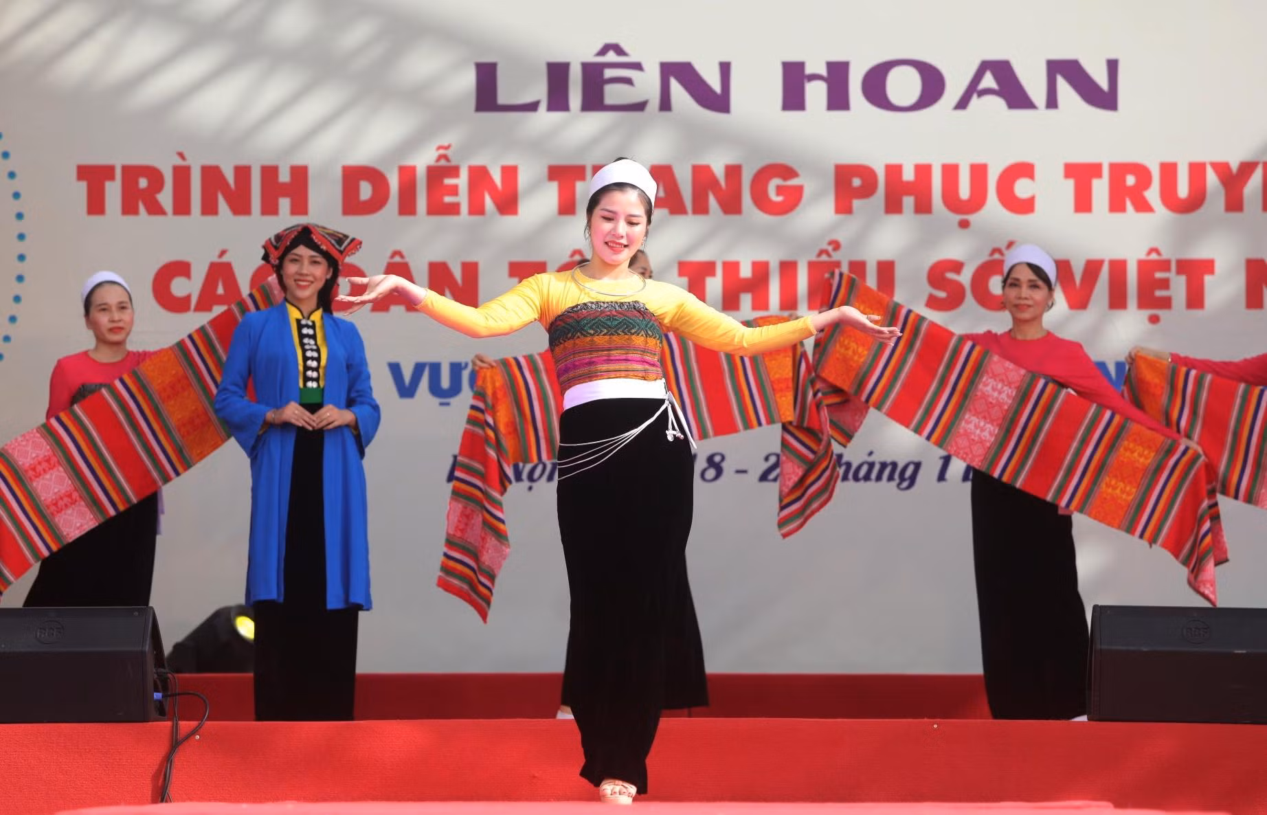 Trang phục phụ nữ Mường.