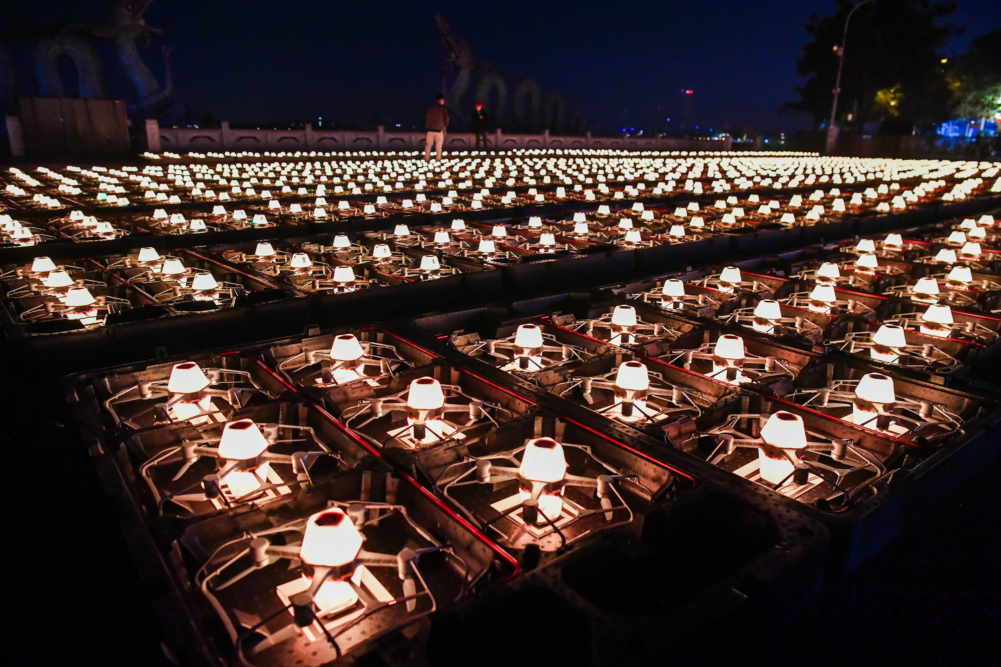 Không gian Hồ Tây lung linh hơn với 2.025 chiếc drone light.