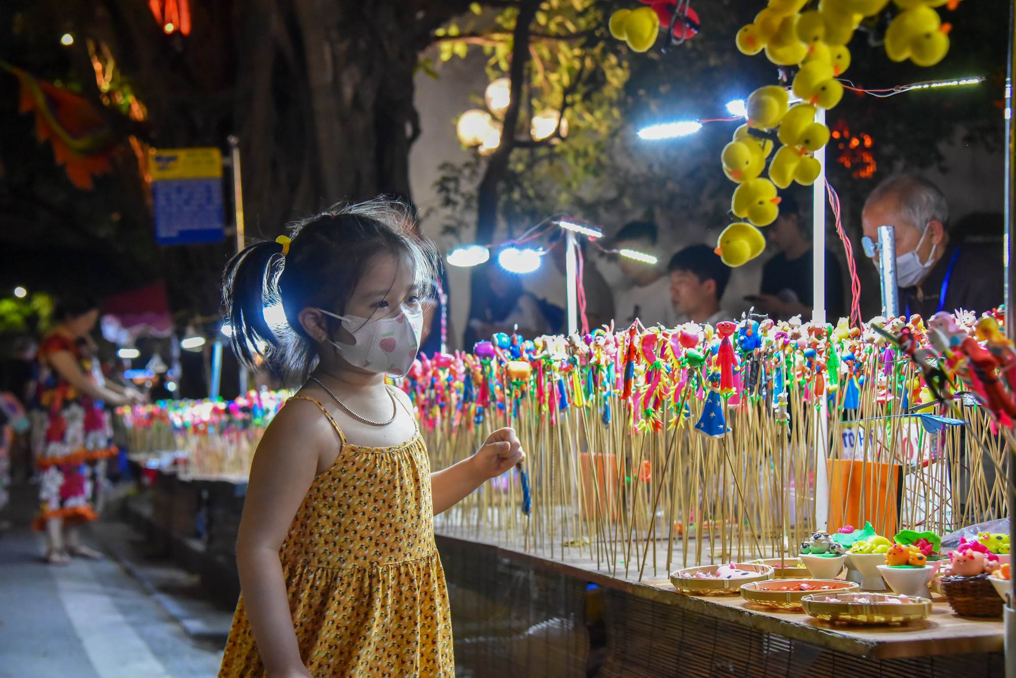 Những sạp tò he rực rỡ và đầy màu sắc thu hút các bạn nhỏ tới chiêm ngưỡng. Những sạp tò he rực rỡ và đầy màu sắc thu hút các bạn nhỏ tới chiêm ngưỡng.