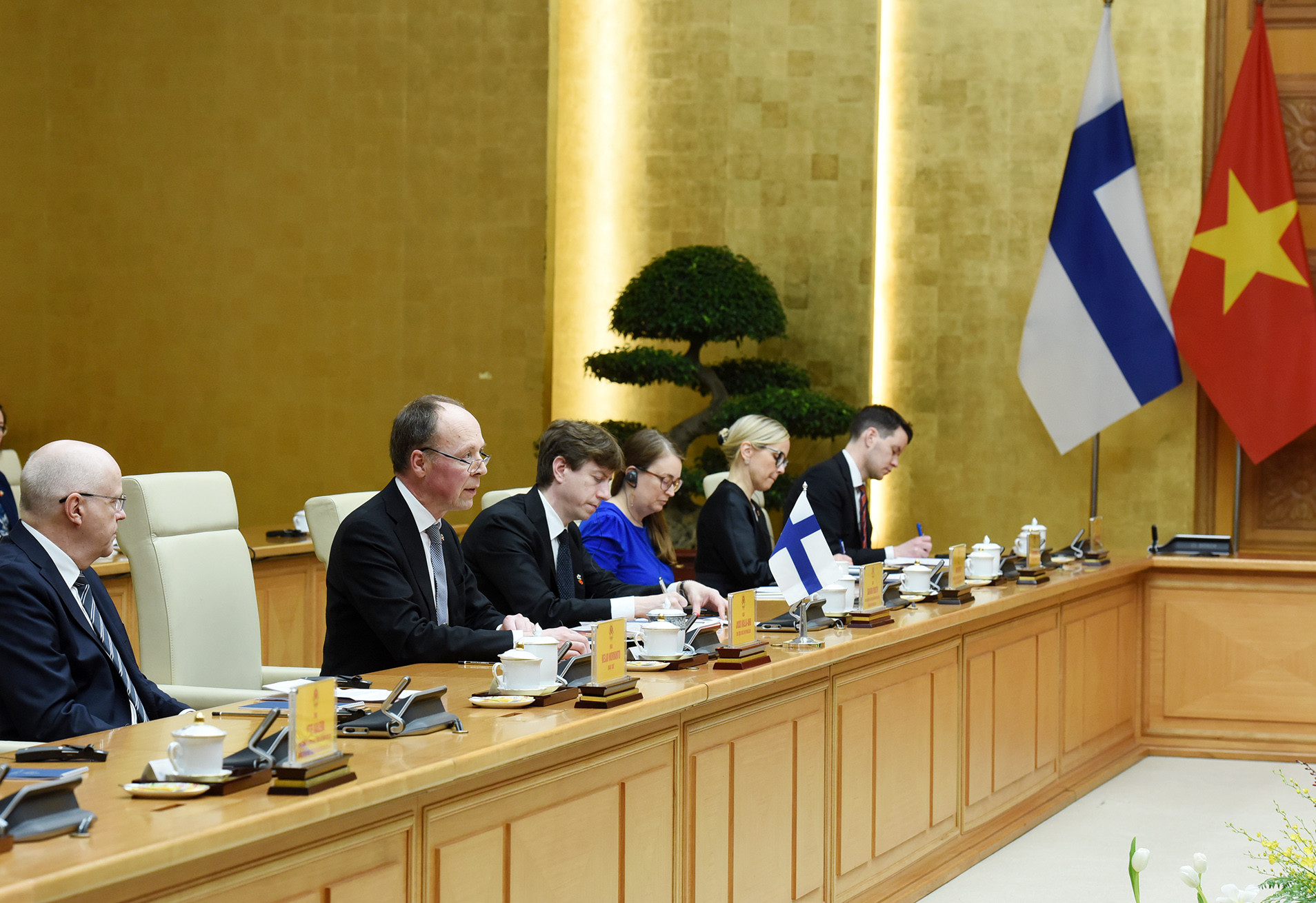 Chủ tịch Quốc hội Phần Lan Jussi Halla-aho và các thành viên cùng đoàn tham dự hội kiến.