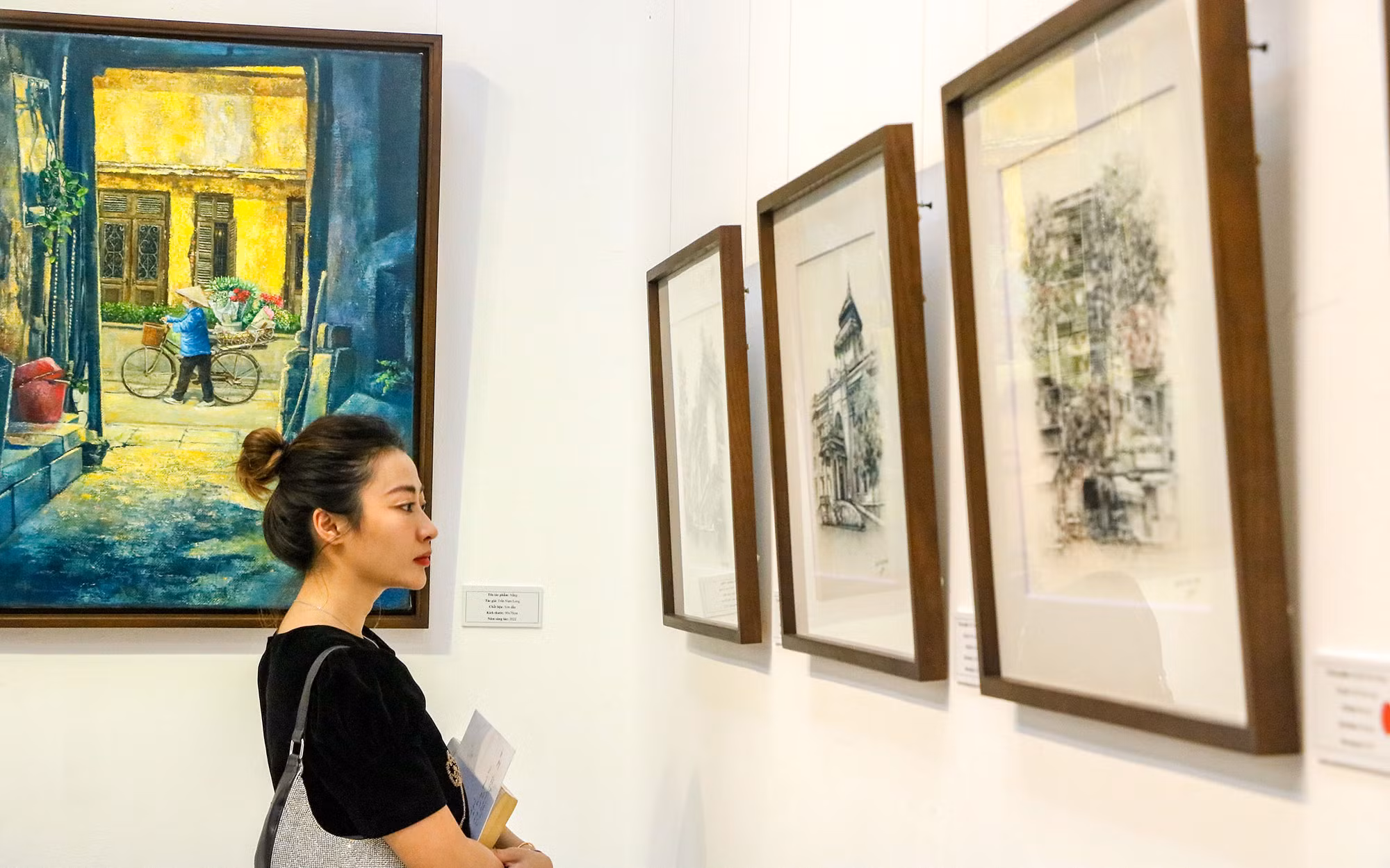 Để có thể thưởng thức trọn vẹn các tác phẩm của Long, người xem cần phải ngắm nhìn từ toàn cảnh cho đến những chi tiết đường nét đặc tả nhỏ nhất.