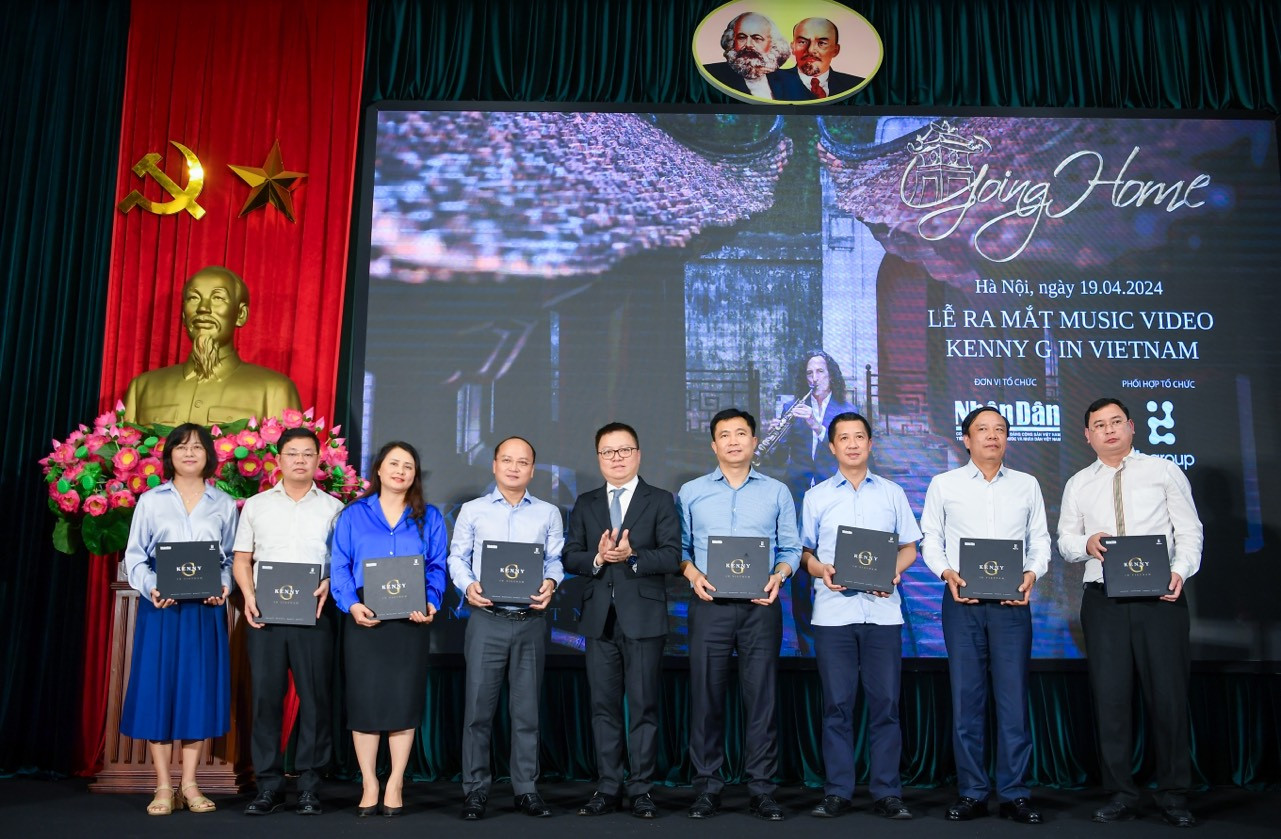 Tổng Biên tập Báo Nhân Dân Lê Quốc Minh tặng MV cho đại diện các cơ quan báo chí, truyền thông tại Hà Nội.