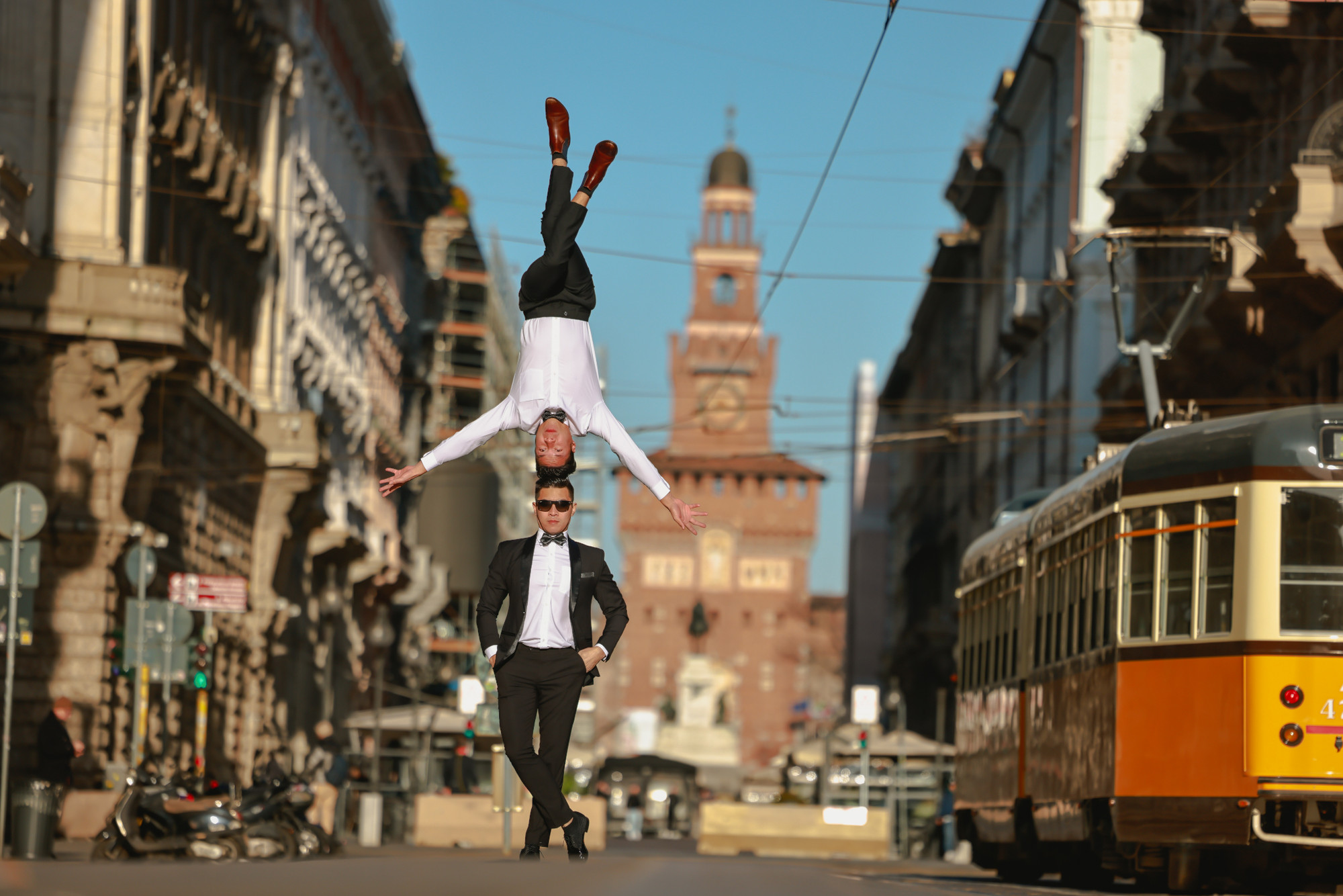 Trên con đường cổ Dante, xa xa phía sau là tháp cao của lâu đài Sforzesco.