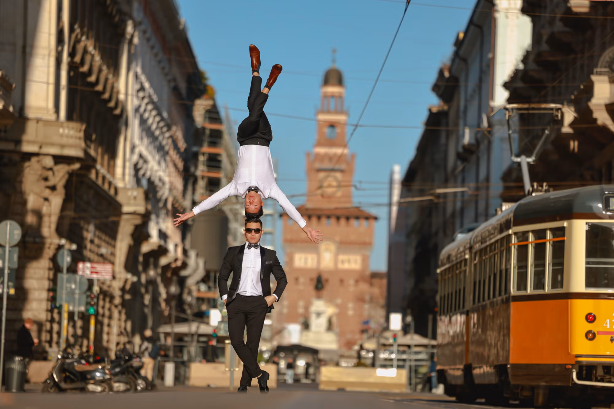 Trên con đường cổ Dante, xa xa phía sau là tháp cao của lâu đài Sforzesco.