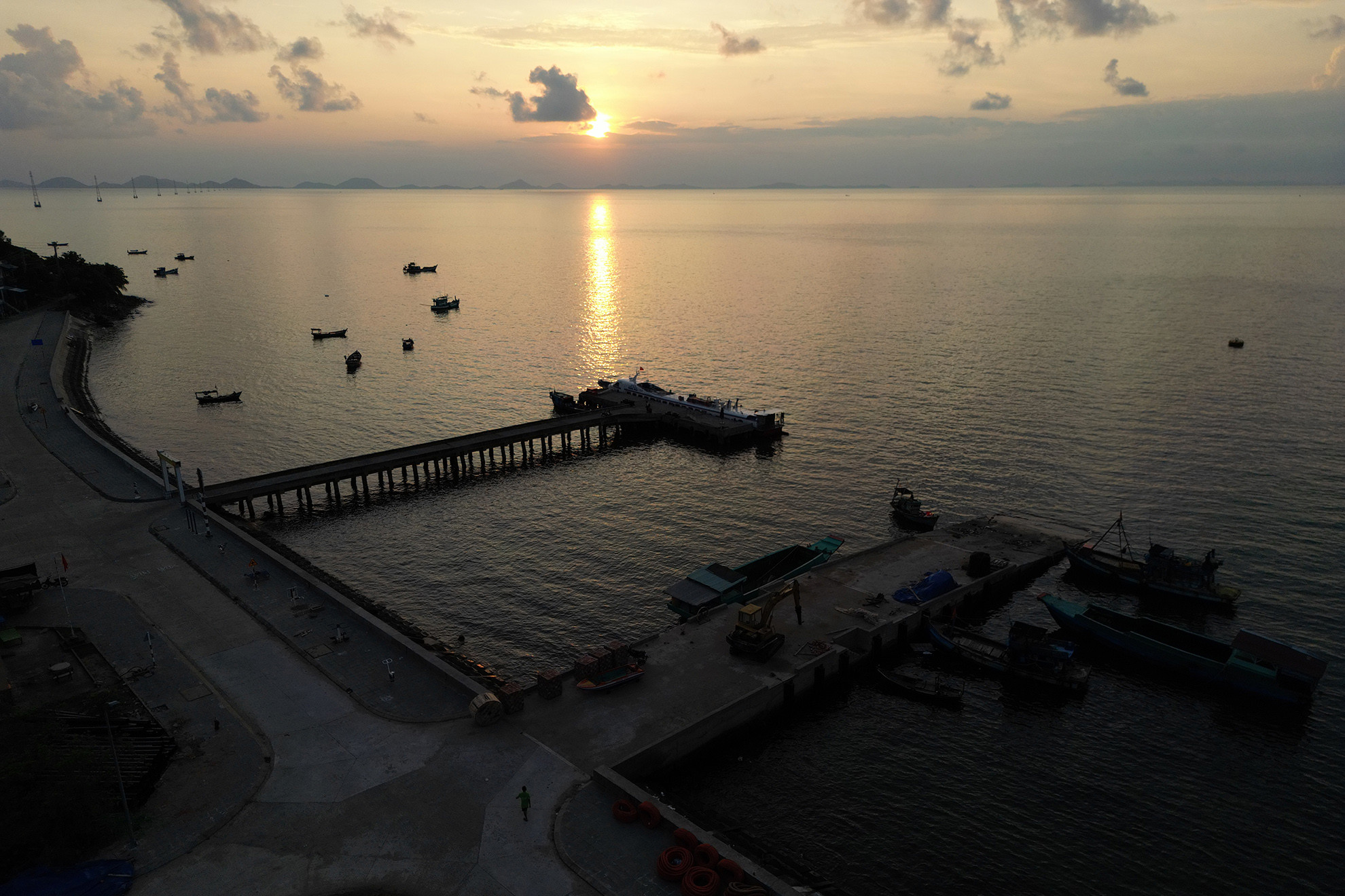 Bình minh lên ở quần đảo Hải Tặc, là lúc báo hiệu 1 ngày mới bắt đầu, một guồng quay hối hả của người dân lại bắt đầu, nơi bến cảng lại tấp nập người chuẩn bị vào đất liền giải quyết công việc cá nhân, du khách trở về thành phố Hà Tiên và cảng Hòn Tre lại sẵn sàng đón những vị khách mới đặt chân tới.