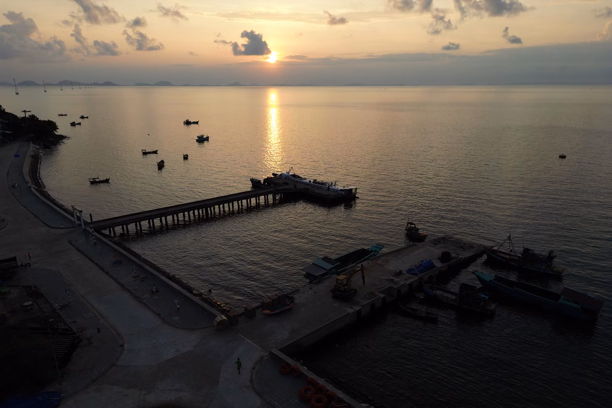 Bình minh lên ở quần đảo Hải Tặc, là lúc báo hiệu 1 ngày mới bắt đầu, một guồng quay hối hả của người dân lại bắt đầu, nơi bến cảng lại tấp nập người chuẩn bị vào đất liền giải quyết công việc cá nhân, du khách trở về thành phố Hà Tiên và cảng Hòn Tre lại sẵn sàng đón những vị khách mới đặt chân tới.