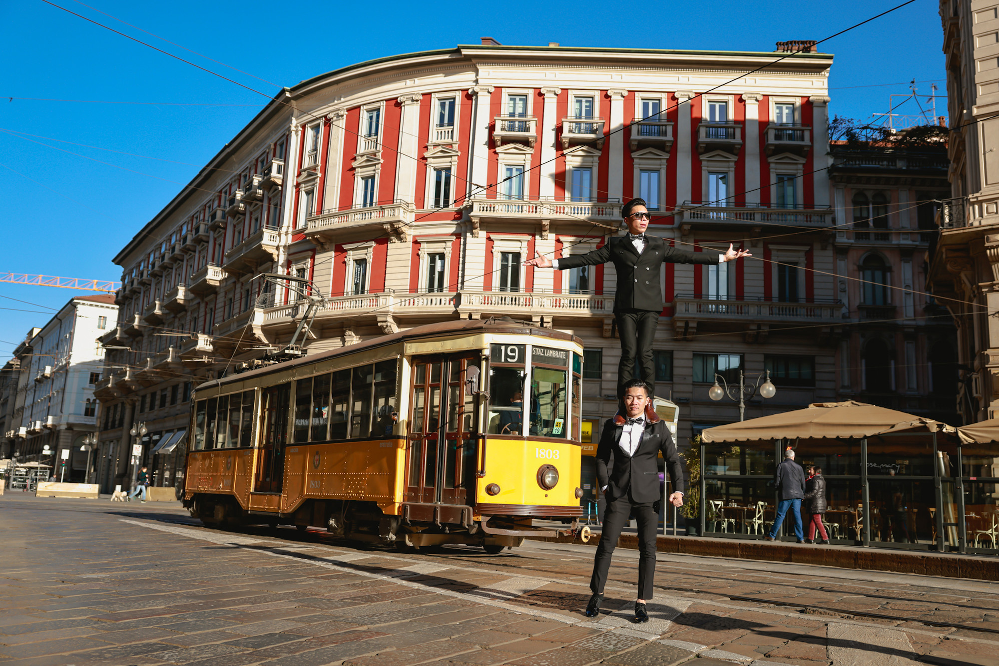 Hai nghệ sĩ trên con đường cổ Dante dẫn về lâu đài Sforzesco. Đây là con đường tuyệt đẹp và được rất nhiều du khách chụp ảnh lưu niệm.