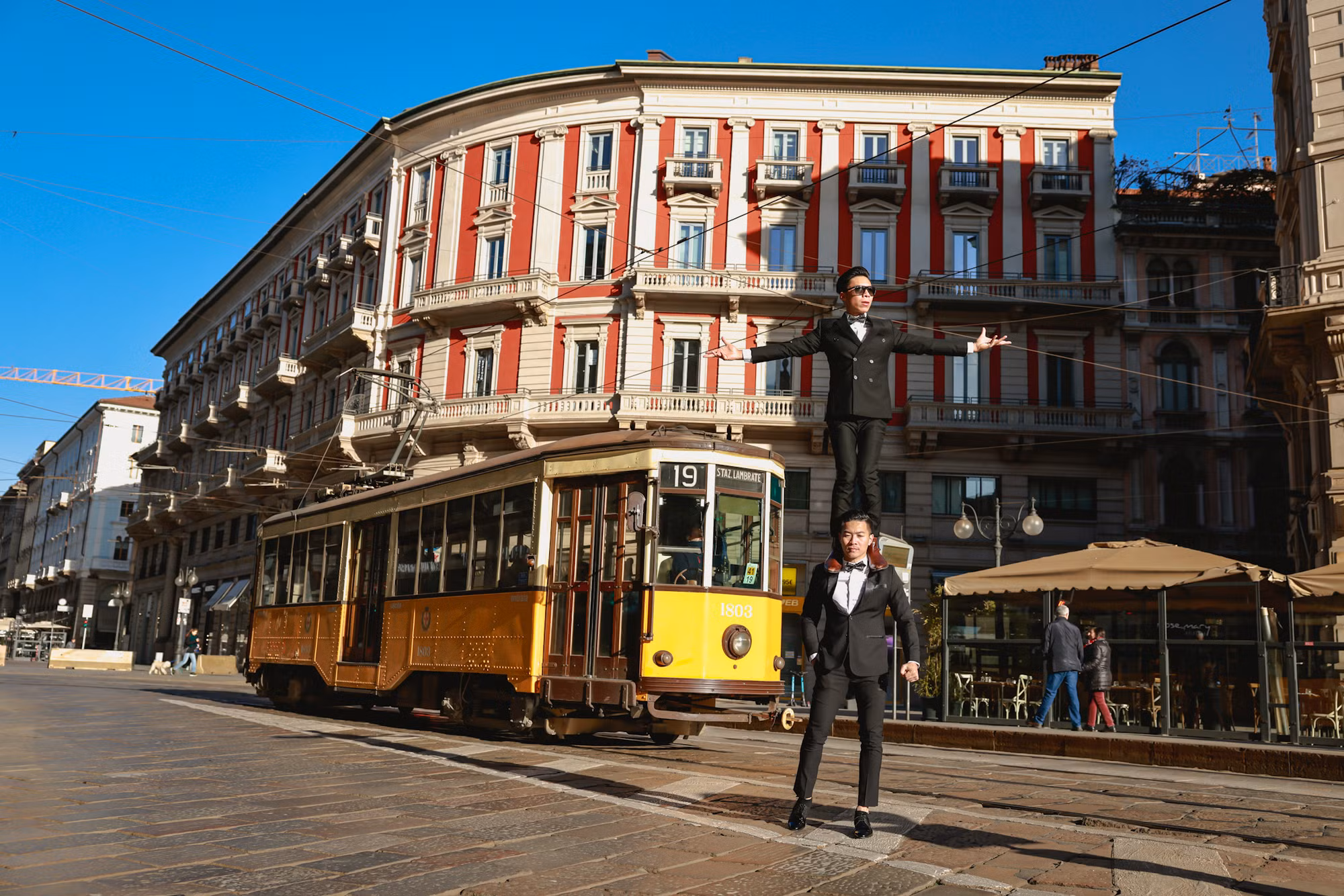 Hai nghệ sĩ trên con đường cổ Dante dẫn về lâu đài Sforzesco. Đây là con đường tuyệt đẹp và được rất nhiều du khách chụp ảnh lưu niệm.