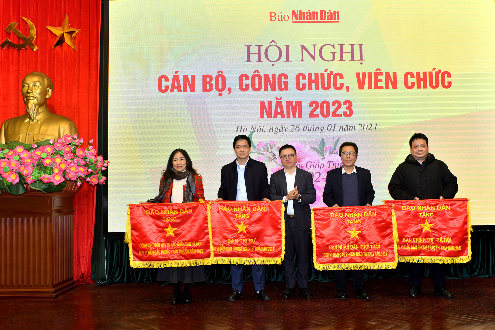 Tổng Biên tập Báo Nhân Dân Lê Quốc Minh trao cờ thi đua tặng các đơn vị xuất sắc năm 2023.