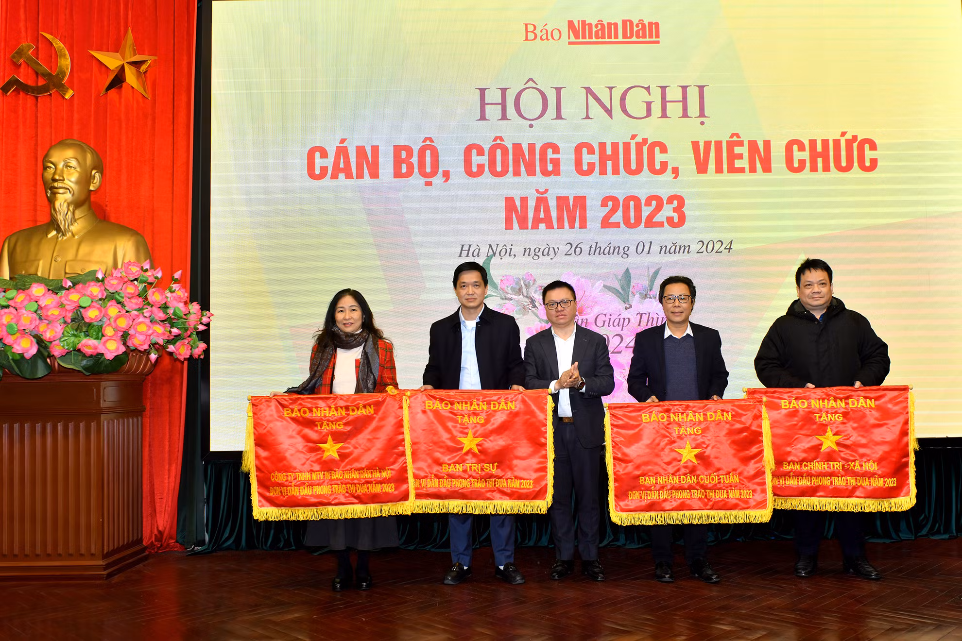 Tổng Biên tập Báo Nhân Dân Lê Quốc Minh trao cờ thi đua tặng các đơn vị xuất sắc năm 2023.