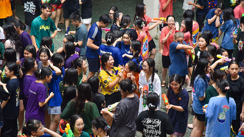 Các đội chơi được chia theo từng lớp. Mỗi đội sở hữu một màu áo và sắc cờ riêng. Đây là đặc điểm nhận diện để các bạn nhanh chóng tìm thấy đồng đội.