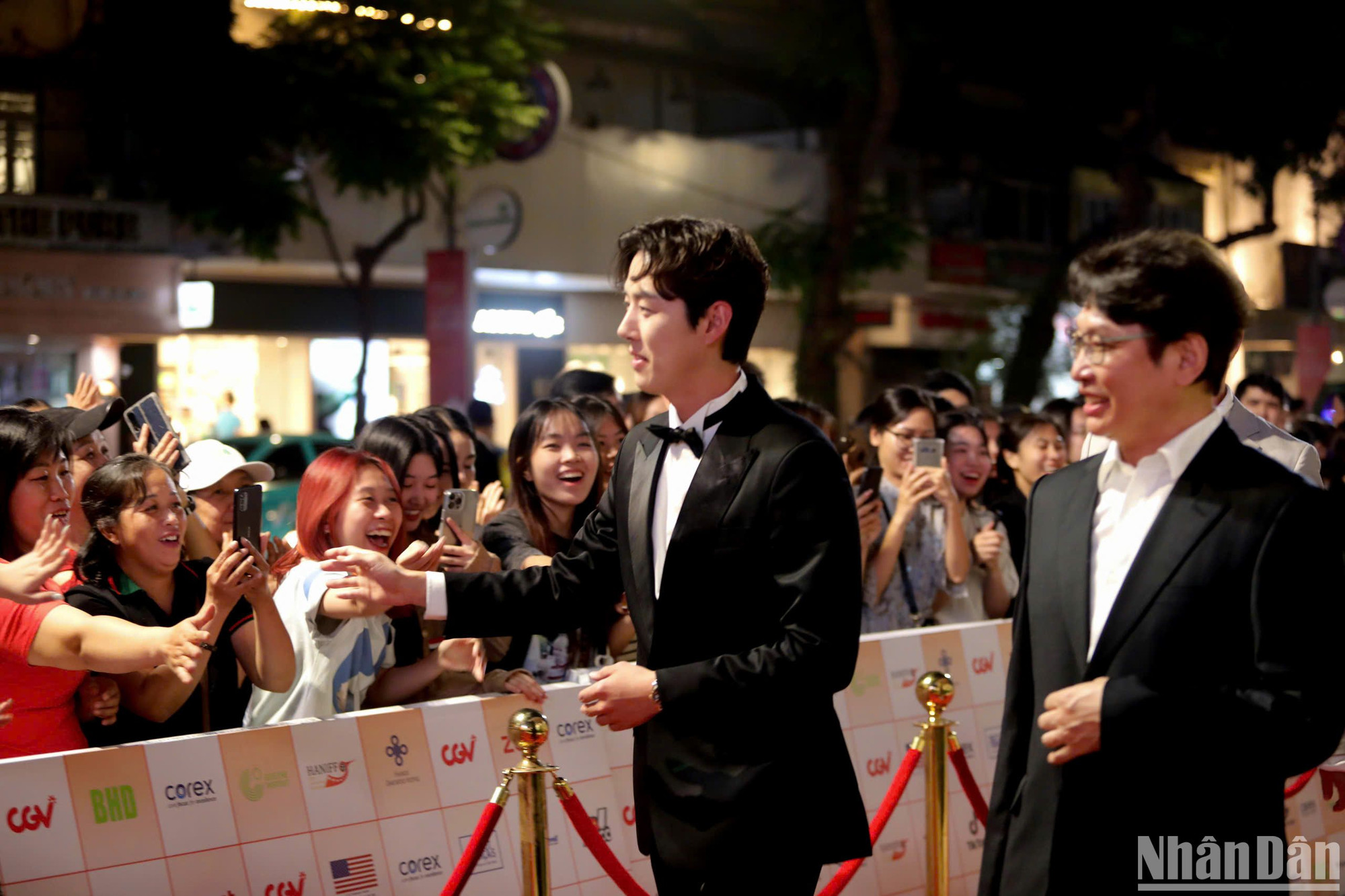 Các nghệ sĩ quốc tế trong sự đón chào của khán giả.