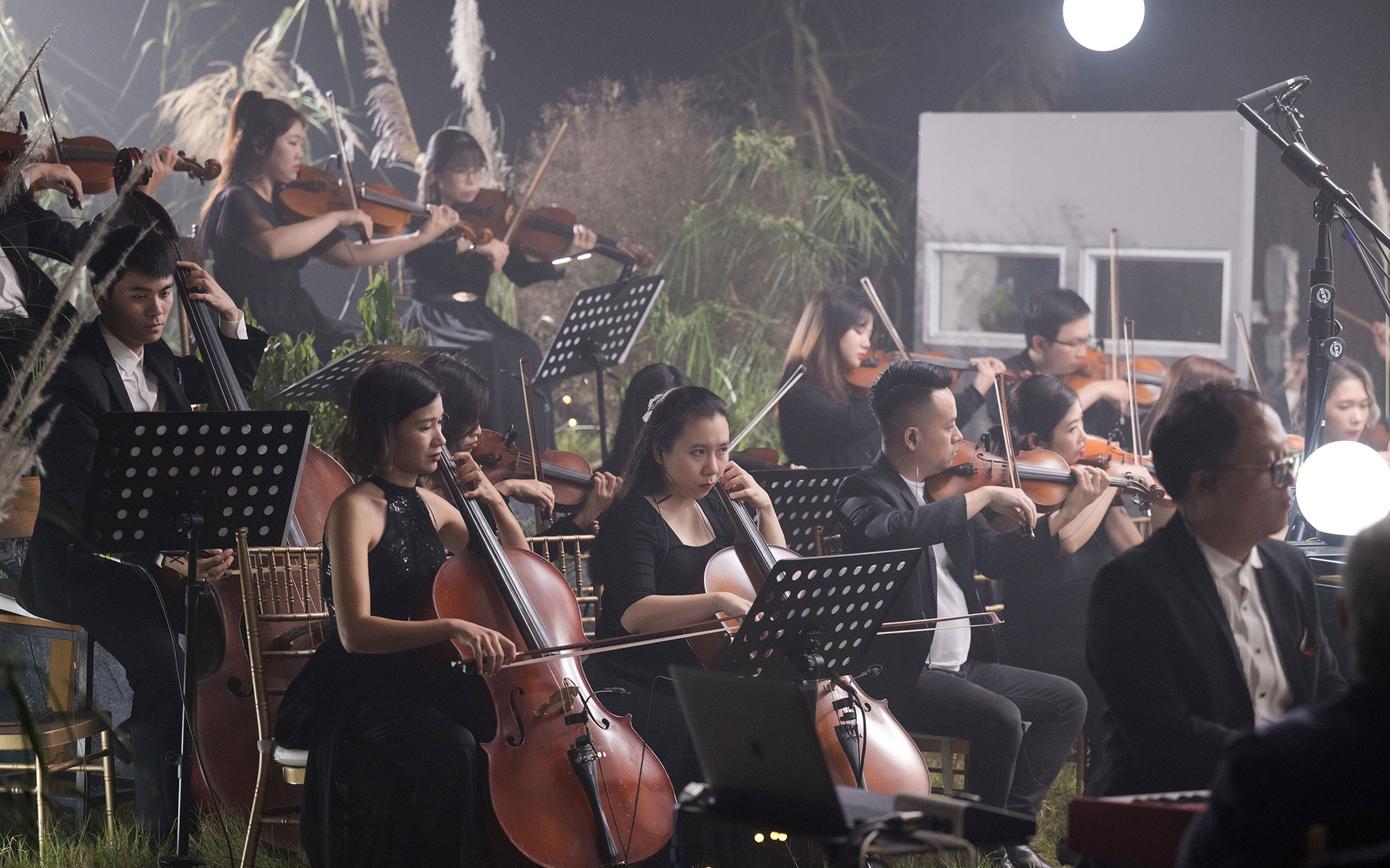 Chương trình có số lượng nghệ sĩ, nhạc công tham gia đông đảo.