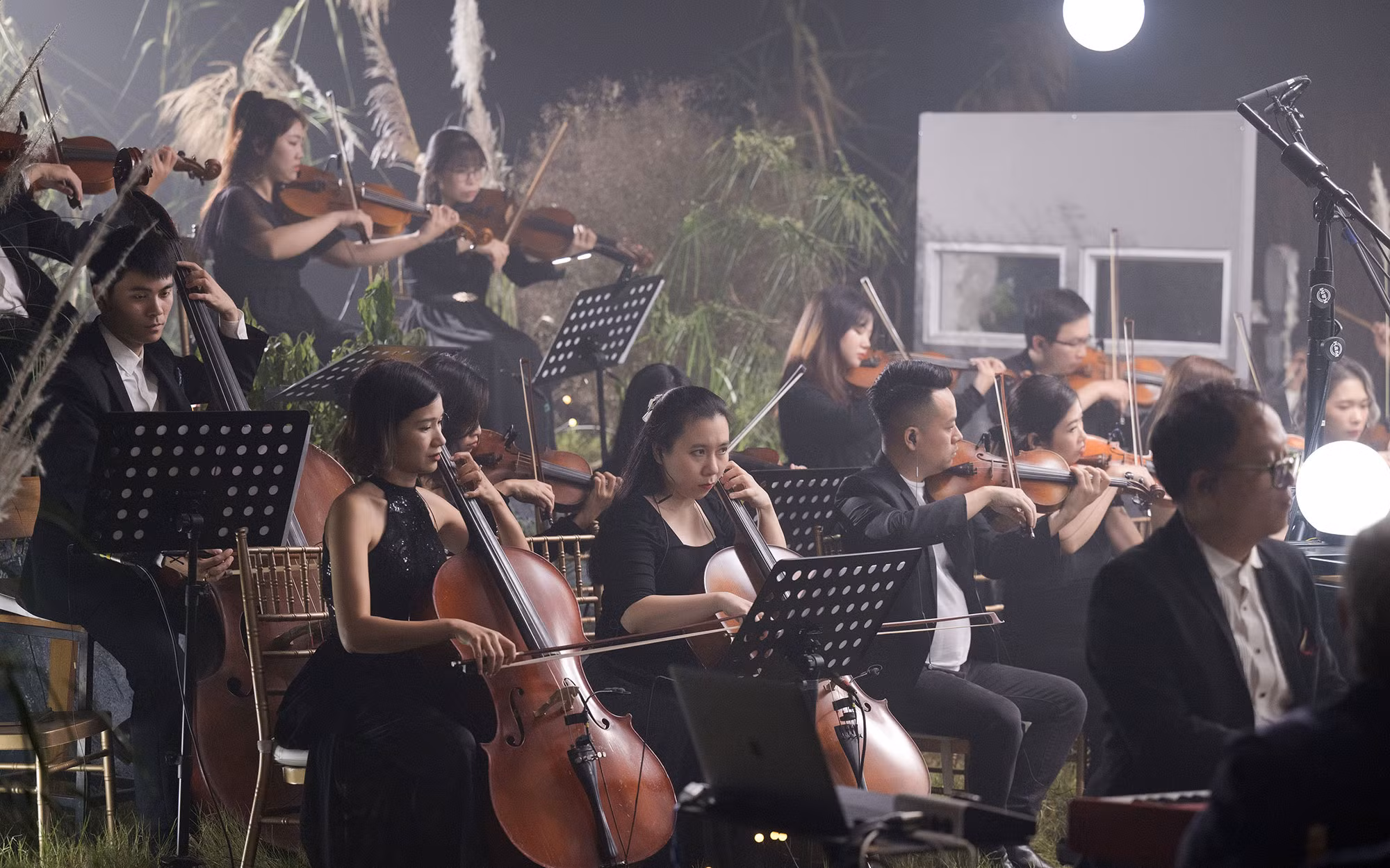 Chương trình có số lượng nghệ sĩ, nhạc công tham gia đông đảo.