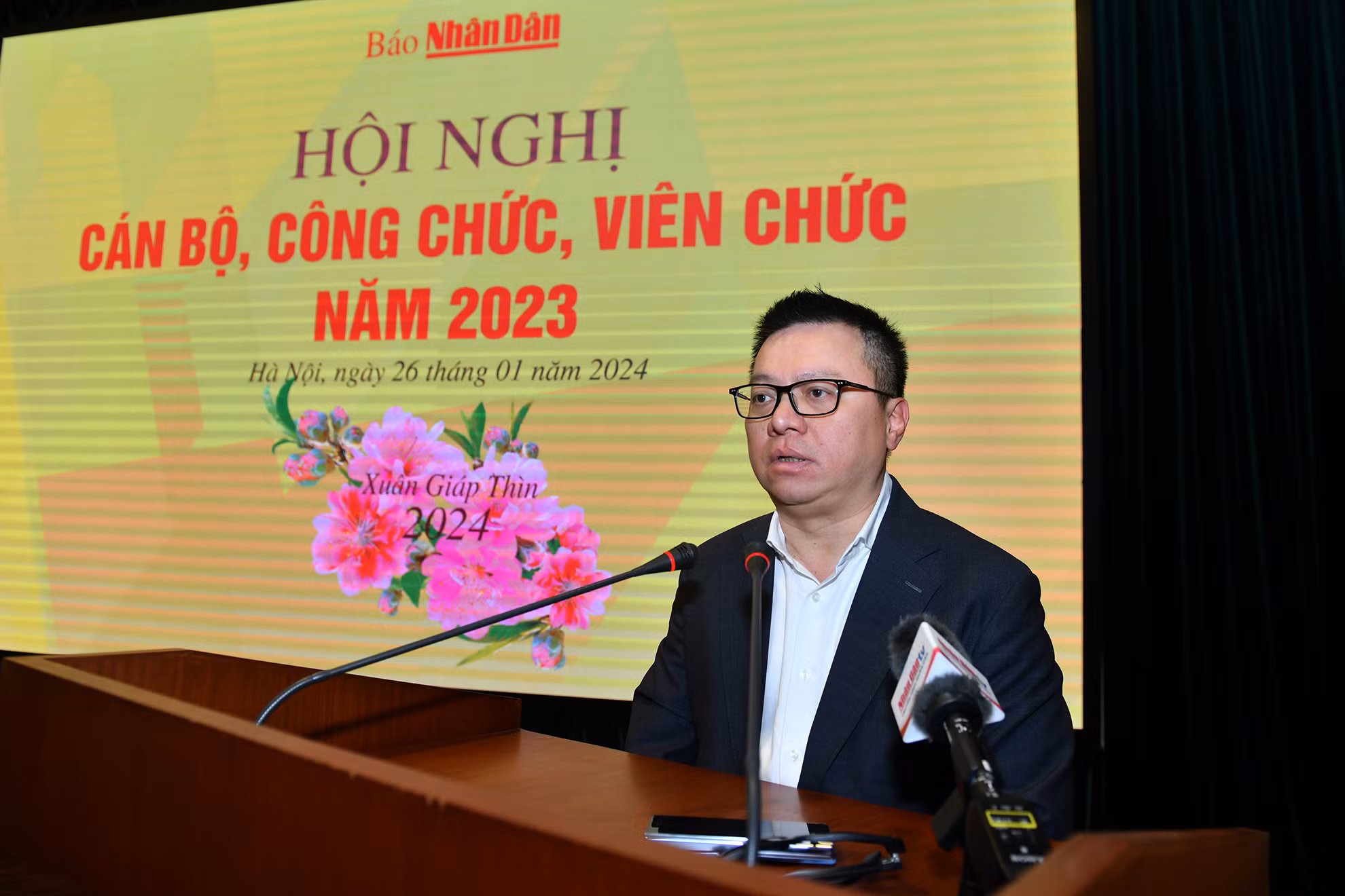 Đồng chí Lê Quốc Minh, Ủy viên Trung ương Đảng, Tổng Biên tập Báo Nhân Dân, Phó Trưởng Ban Tuyên giáo Trung ương, Chủ tịch Hội Nhà báo Việt Nam phát biểu kết luận hội nghị.