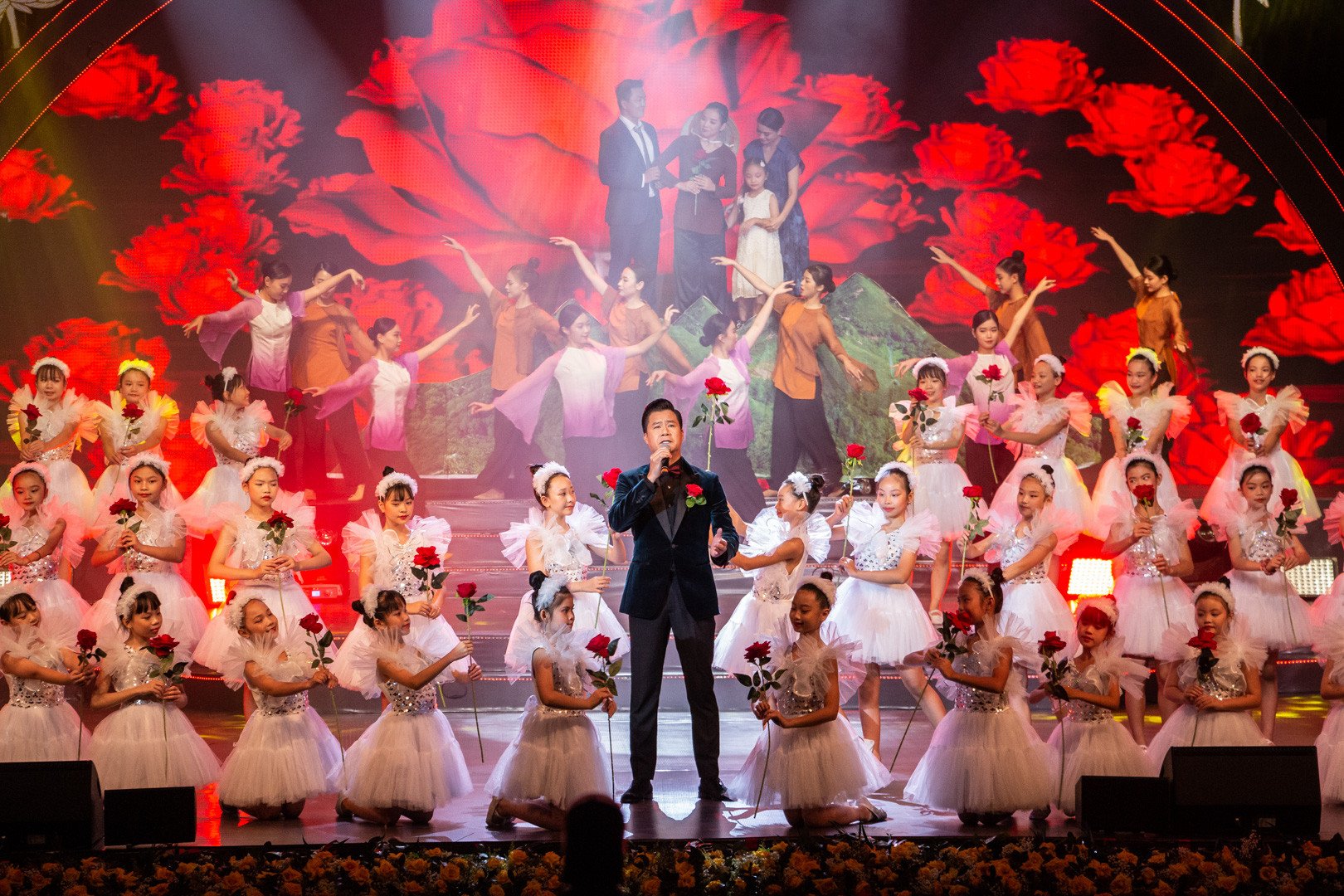 Ca khúc “Bông hồng cài áo” với giọng hát truyền cảm, lay động của ca sĩ Quang Dũng khiến cho khán giả không khỏi rưng rưng xúc động. Ca khúc “Bông hồng cài áo” với giọng hát truyền cảm, lay động của ca sĩ Quang Dũng khiến cho khán giả không khỏi rưng rưng xúc động.