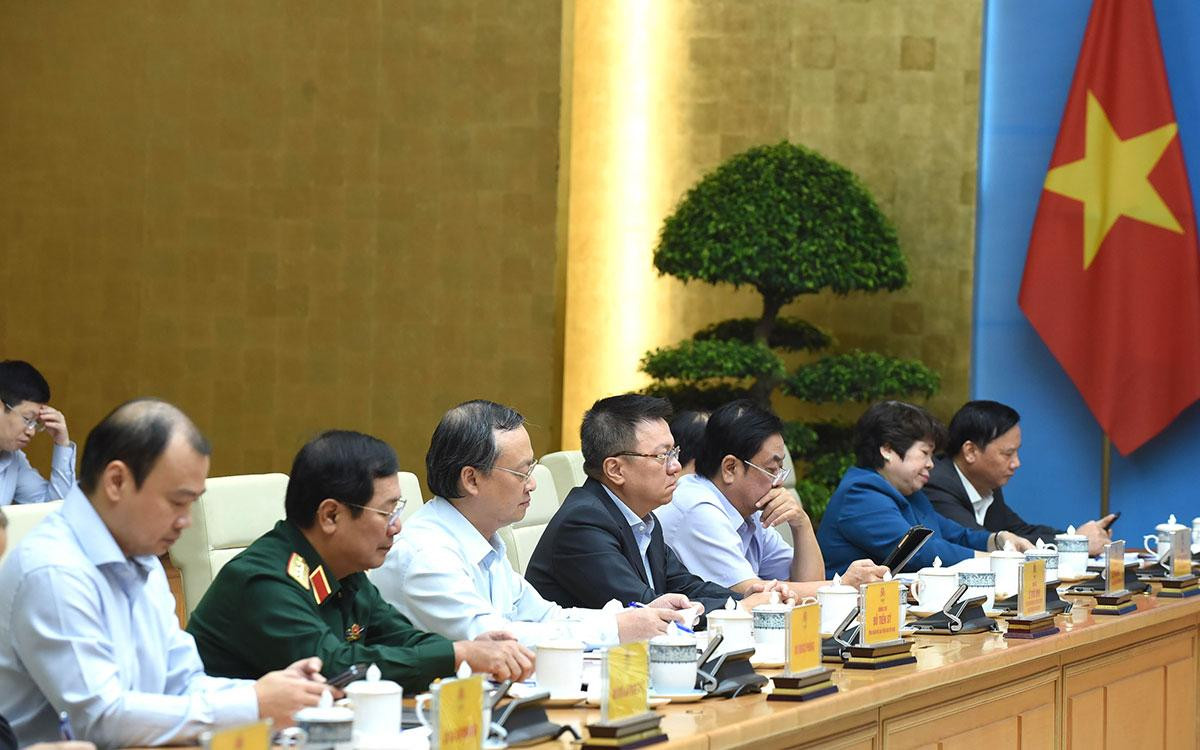 Các thành viên Ban Chỉ đạo quốc gia phòng, chống dịch Covid-19 tham dự phiên họp tại điểm cầu Chính phủ.