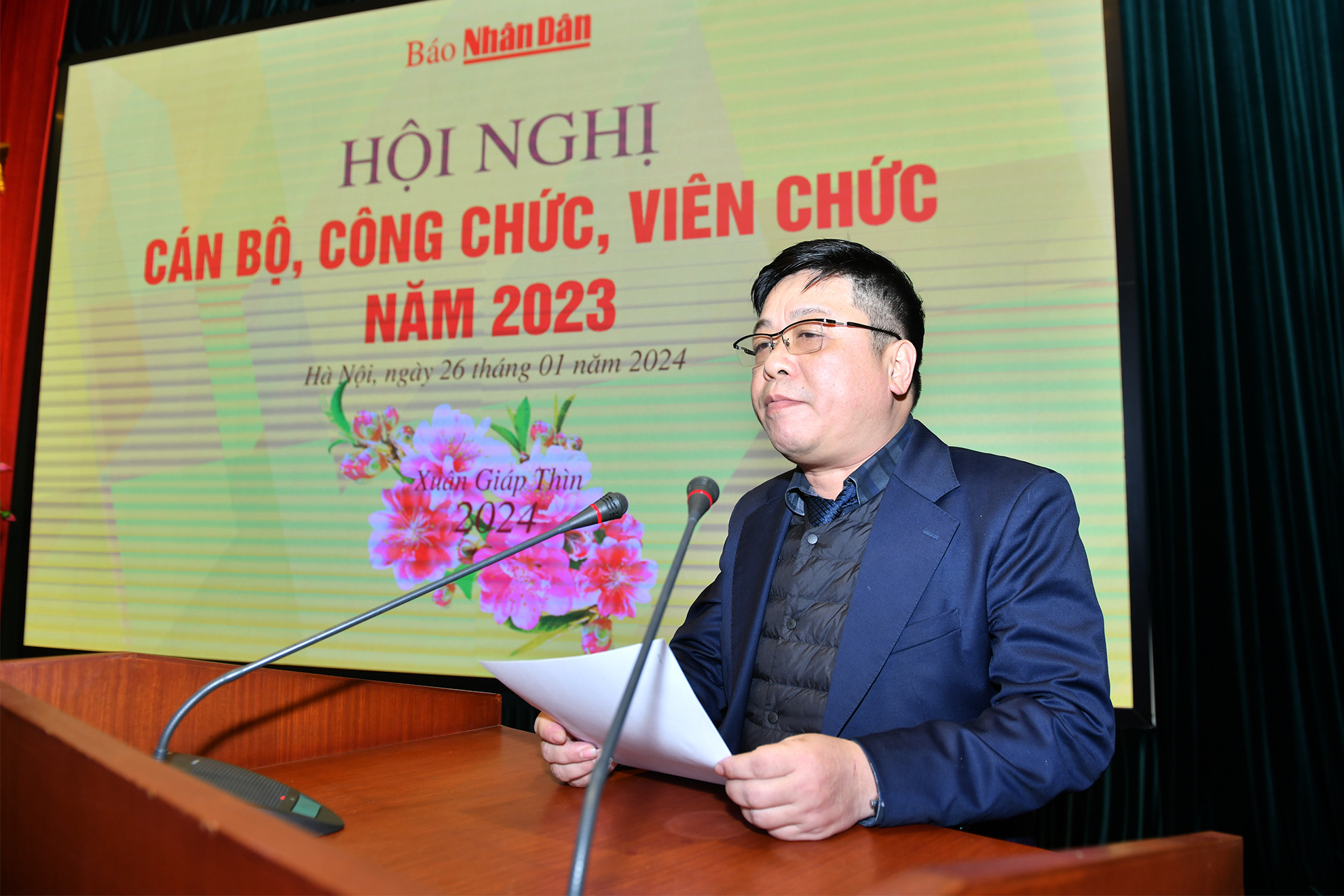 Phó Tổng Biên tập Báo Nhân Dân Quế Đình Nguyên phát động thi đua năm 2024.