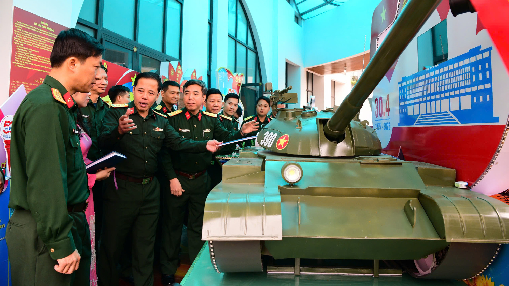 Đại tá Trần Hữu Dũng, Phó trưởng ban Thanh niên Quân đội chia sẻ với các đơn vị dự thi về bài thi.