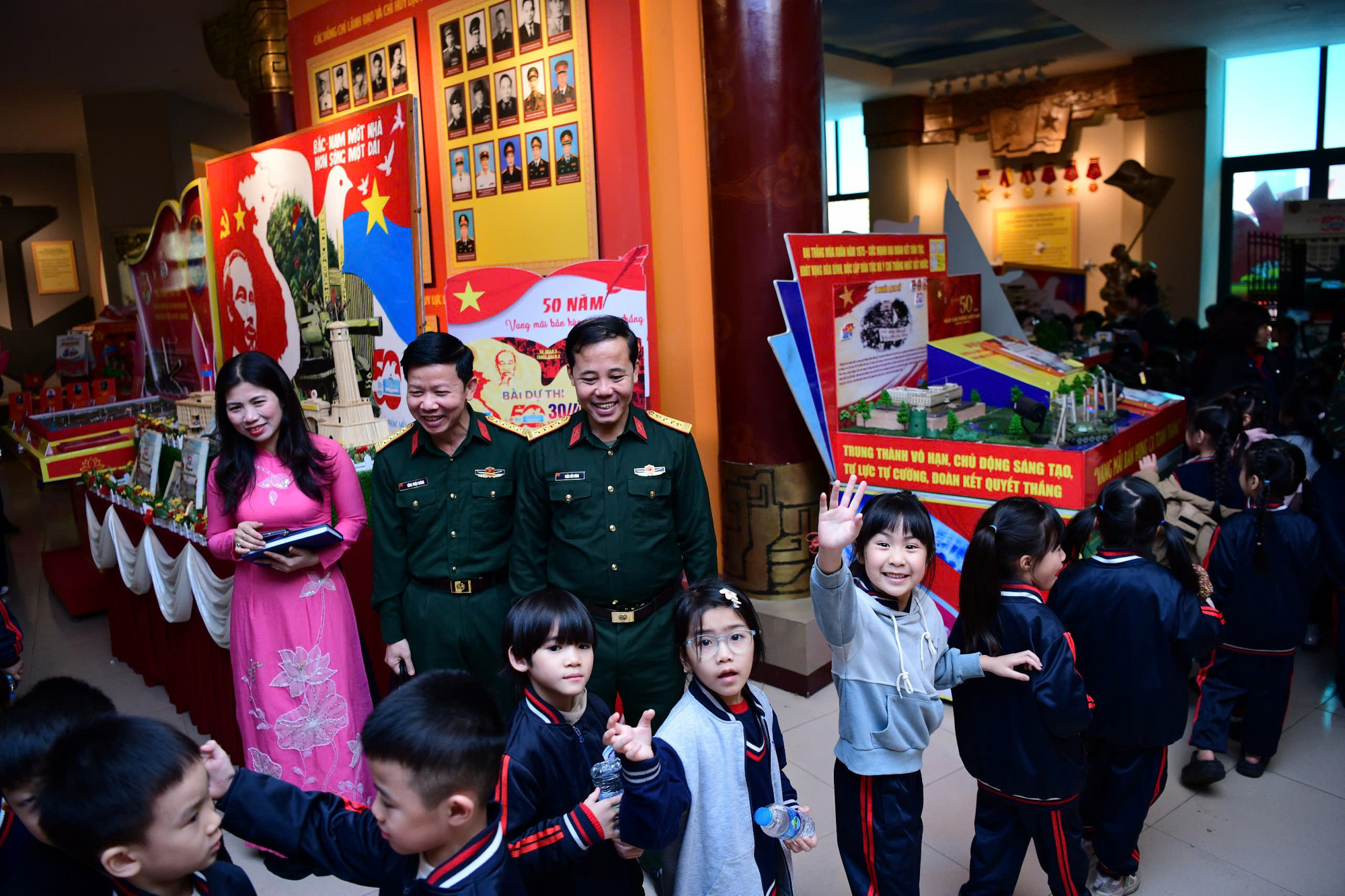 Học sinh trường Newton đến tham quan Bảo tàng và trưng bày các tác phẩm dự thi.