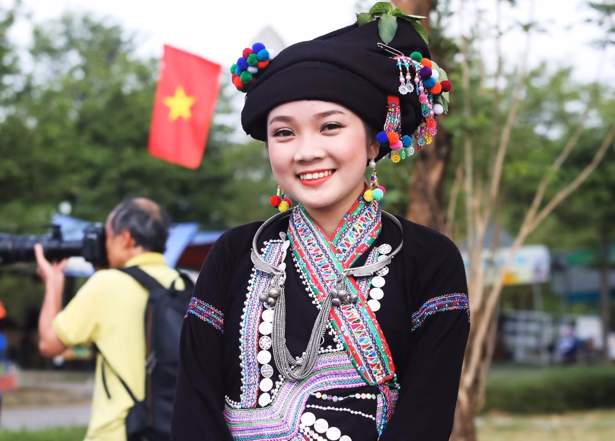 Trang phục của phụ nữ dân tộc Lào rất rực rỡ. (Ảnh: TRẦN THÀNH ĐẠT)