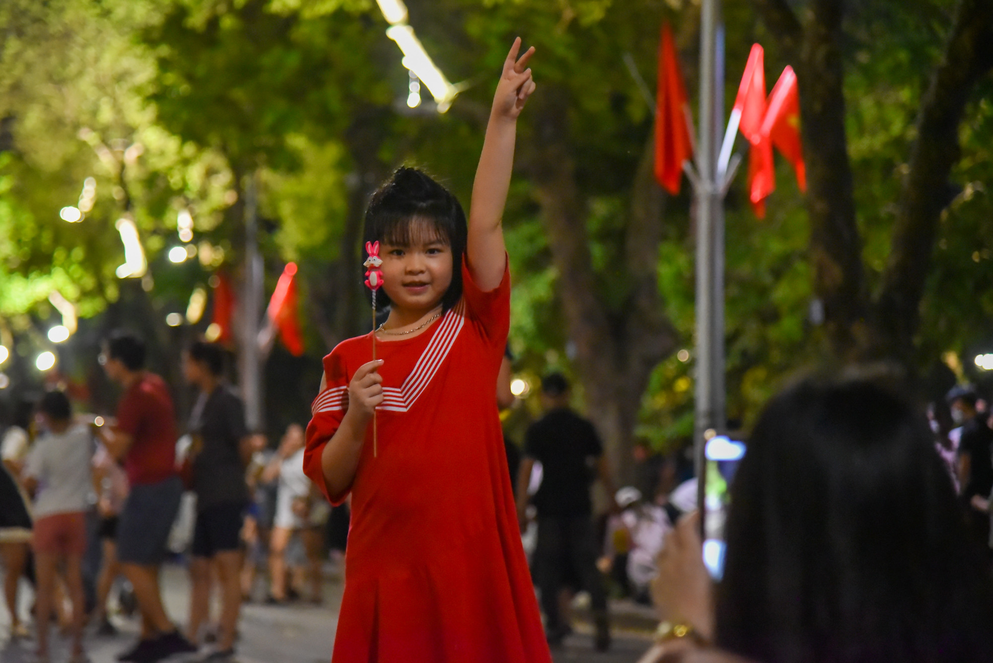 Một bạn nhỏ vui vẻ khi được mẹ chụp ảnh. Một bạn nhỏ vui vẻ khi được mẹ chụp ảnh.