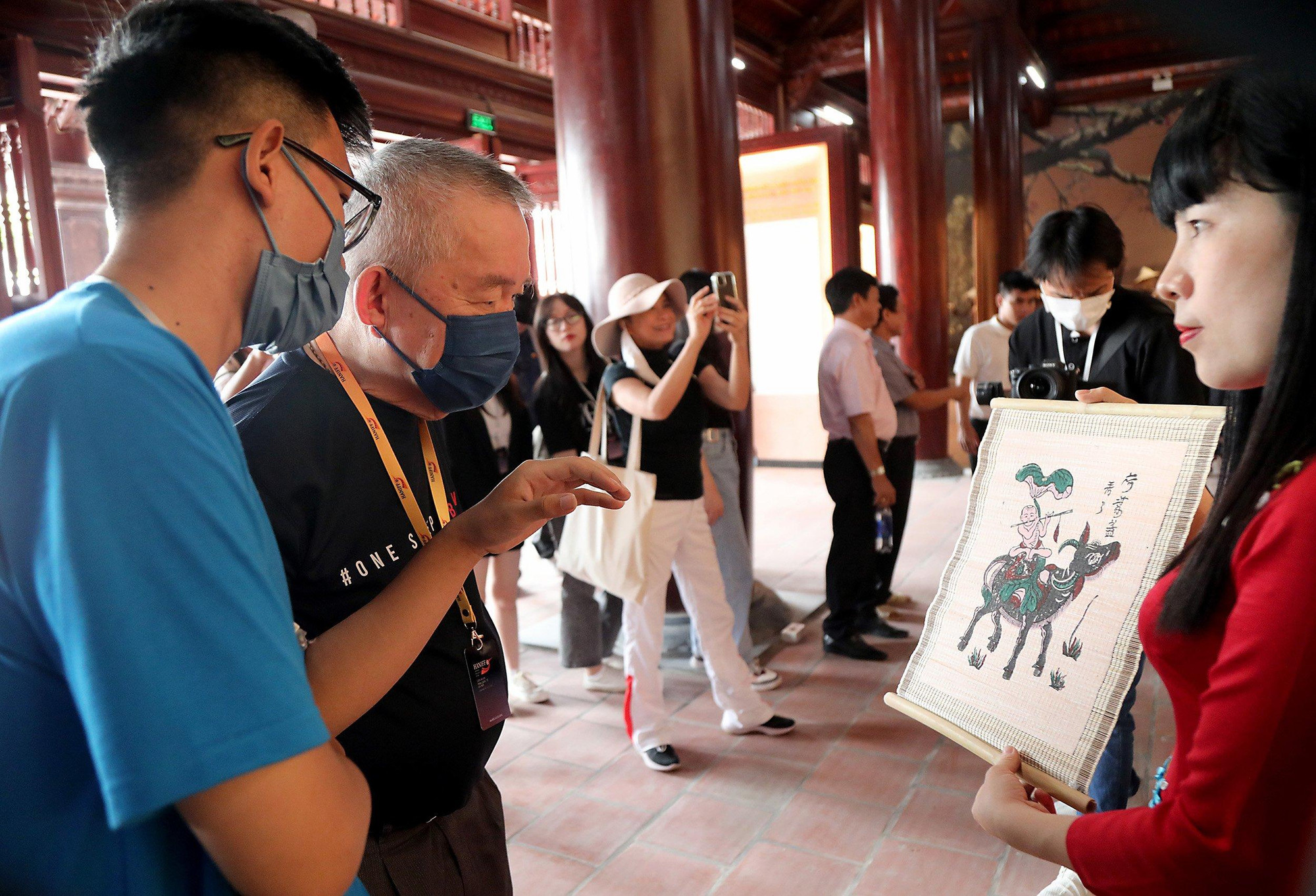 Giới thiệu ý nghĩa tranh cho đại biểu nước ngoài.