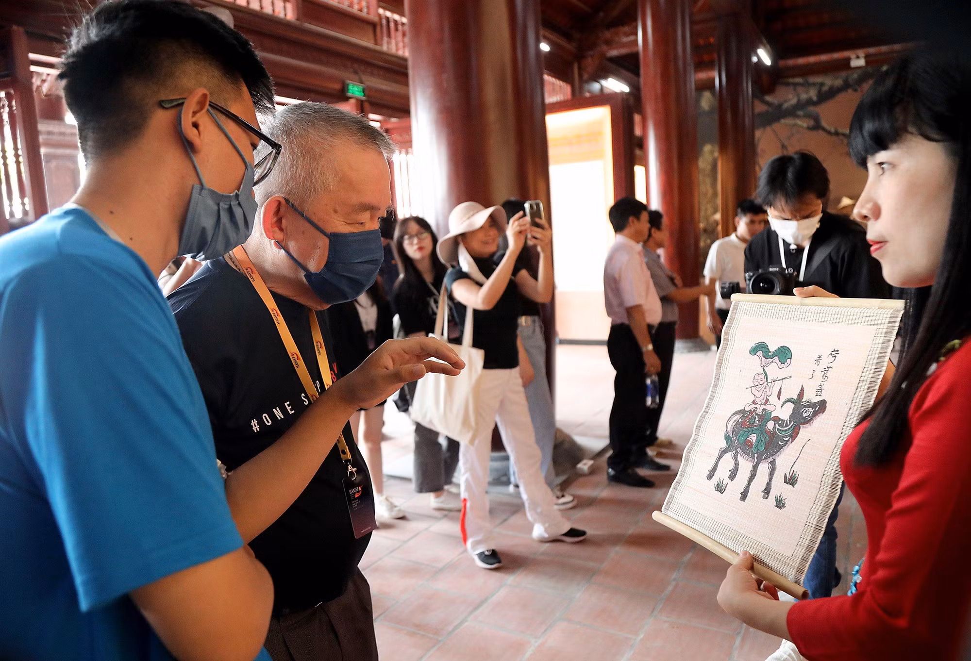 Giới thiệu ý nghĩa tranh cho đại biểu nước ngoài.