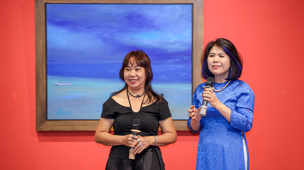 Tác giả Như Bình chia sẻ trong buổi ra mắt sách. Tác giả Như Bình chia sẻ trong buổi ra mắt sách.