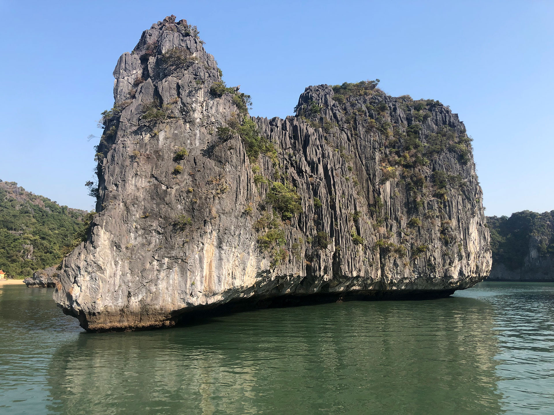 Địa hình karst phổ biến ở vịnh Hạ Long - quần đảo Cát Bà.