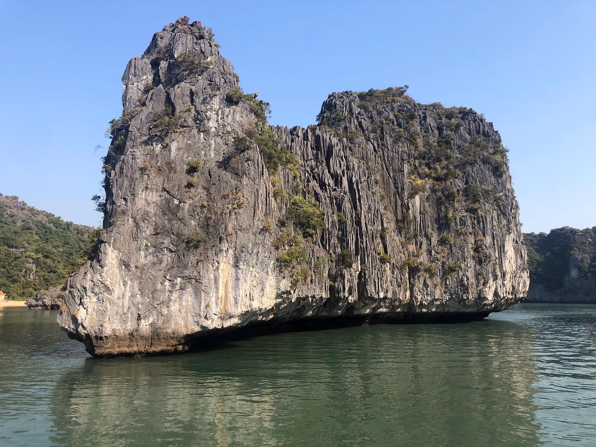 Địa hình karst phổ biến ở vịnh Hạ Long - quần đảo Cát Bà.